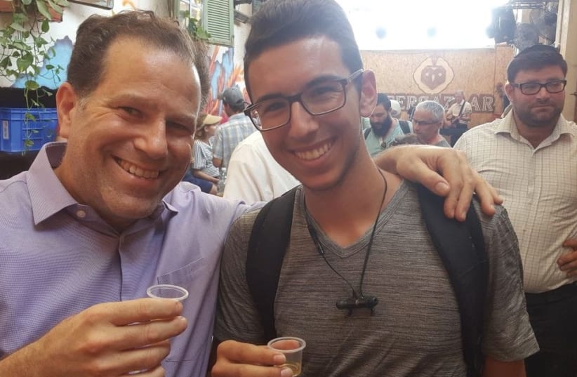 AVI MOSKOWITZ (left) toasting life with a Beer Bazaar patron. (photo credit: Courtesy)