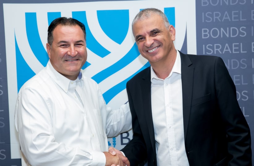 Israel Bonds President & CEO Israel Maimon (left) greets Finance Minister Moshe Kahlon (photo credit: FREED PHOTOGRAPHY)