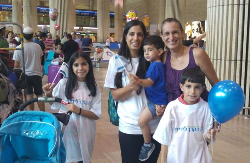  Michal Levy with her 3 children and IFCJ coordinator for aliya from Latin America Debbie Ashkenazi (right) at Ben Gurion Airport on July 26, 2017 (photo credit: IFCJ)