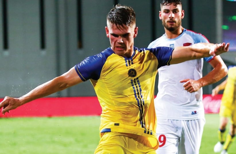 Maccabi Tel Aviv striker Vidar Orn Kjartansson netted his team’s only goal with this shot in last night’s 1-0 win over Panionios in Netanya in the first leg of the Europa League third qualifying round (photo credit: DANNY MAROM)