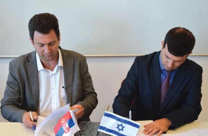 DR. ALEKSANDAR PAJIC (left), Serbia’s assistant minister of education, and Dr. Eyal Kaminka, director of Yad Vashem’s International School for Holocaust Studies, sign the agreement in Jerusalem, July 31, 2017. (photo credit: YAD VASHEM)