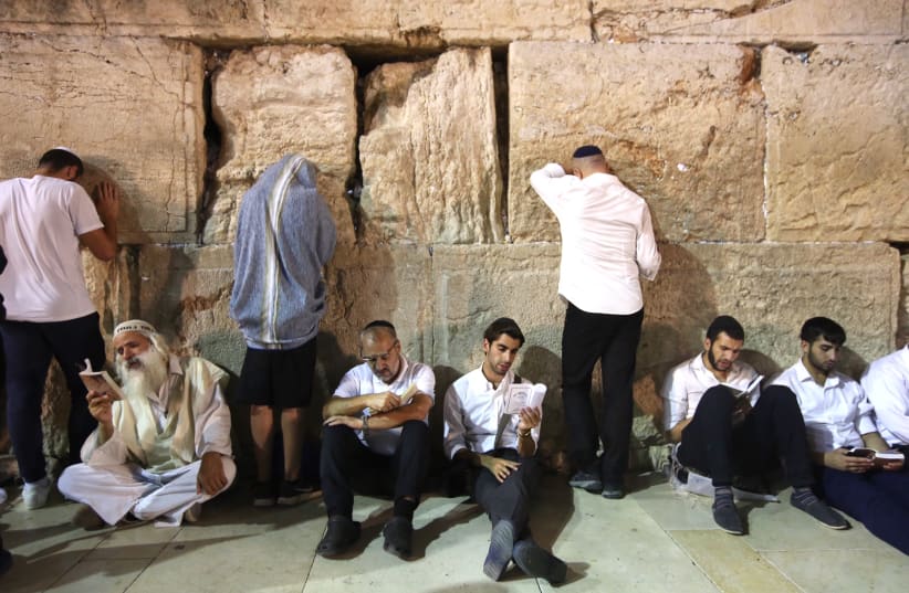 Jews praying at the Western Wall on the eve of Tisha Be'av, July 31, 2017. (photo credit: MARC ISRAEL SELLEM)