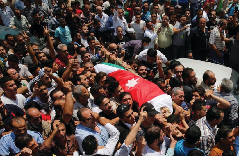 Les funérailles de Mohammad Jawawdah; qui a attaqué l'agent de sécurité de l'Ambassade d'Israël en Jordanie (photo credit: REUTERS)