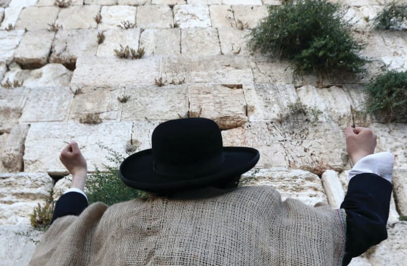 Prière lors du jeûne du 17 Tamouz (photo credit: MARC ISRAEL SELLEM/THE JERUSALEM POST)