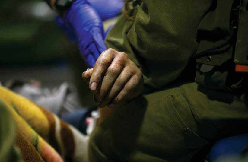 Premiers soins prodigués à un blessé syrien à bord d’une ambulance militaire israélienne à proximité de la frontière (photo credit: REUTERS)