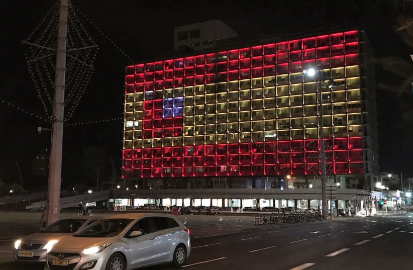 Tel Aviv City Hall displays the Spanish flag following a deadly terror attack in Barcelona, 17 August, 2017 (photo credit: AVSHALOM SASSONI/MAARIV)