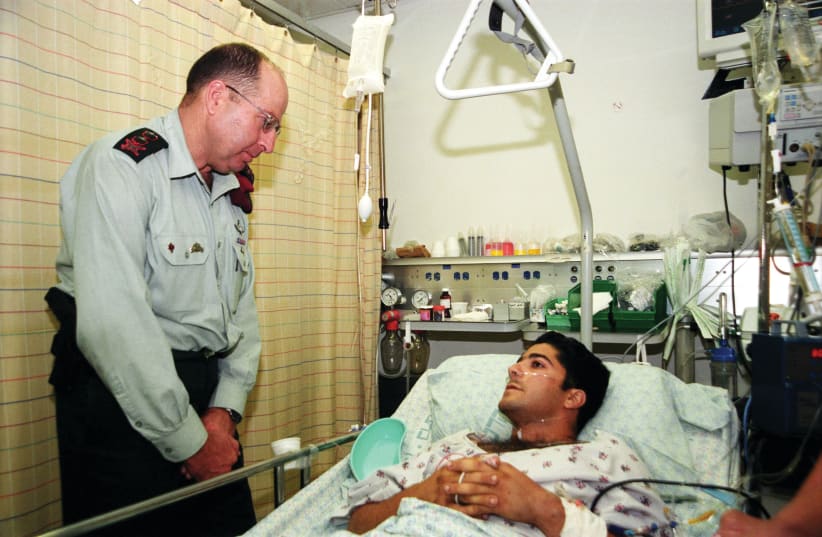 Moshé Yaalon en visite auprès d’un soldat blessé (photo credit: GPO)