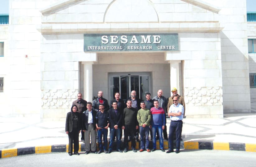 L'équipe de chercheurs réunis devant le fronton de l'institut SESAME (photo credit: SESAME)