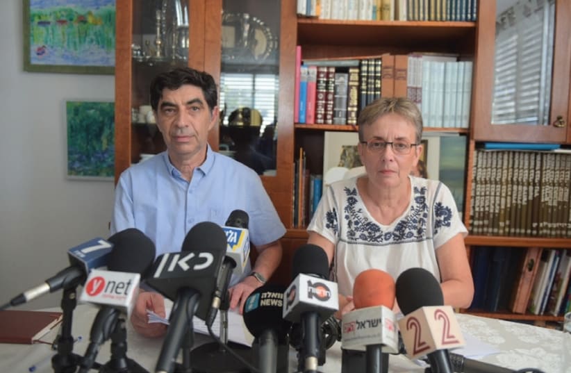 SIMCHA AND LEAH GOLDIN speak to the press at their home in Kfar Saba. (photo credit: AVSHALOM SASSONI/ MAARIV)