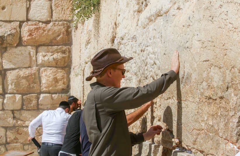 Conan O'Brien touches the Western Wall, August 28, 2017.  (photo credit: MARC ISRAEL SELLEM/THE JERUSALEM POST)