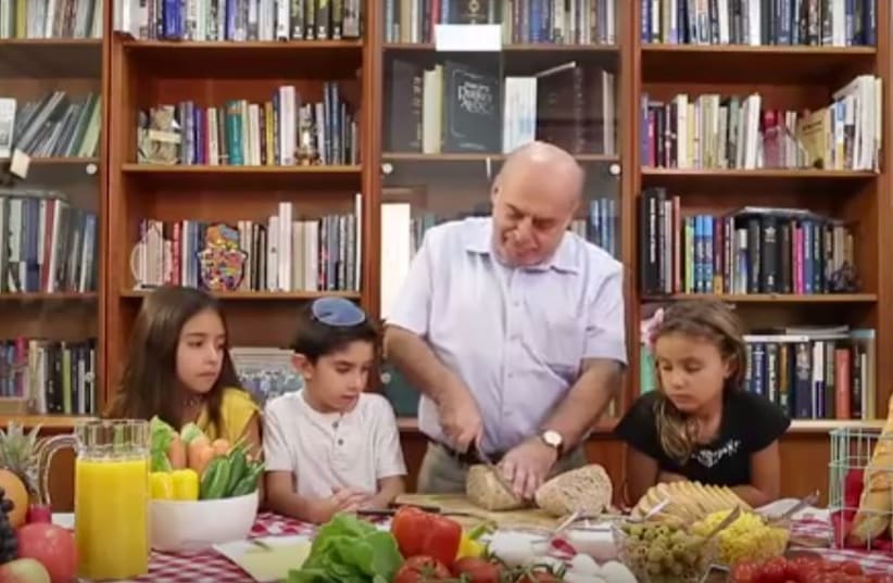 Jewish Agency chairman Natan Sharansky shows kids how to make a sandwich (photo credit: YOUTUBE SCREENSHOT)