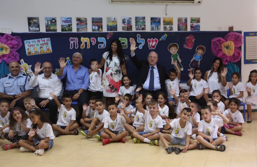 President Reuven Rivlin at Nofei HaSelah elementary school in Ma’aleh Adumim for the first day of classes, September 1, 2017. (photo credit: MARC ISRAEL SELLEM)