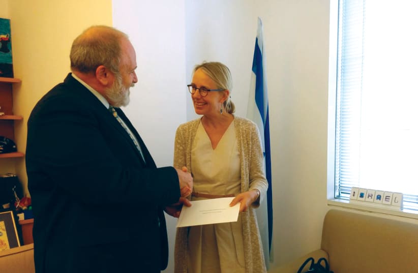 Réception des lettres de créance, avec l’ambassadrice de France en Israël (photo credit: TWITTER)
