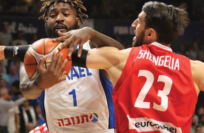 Israel Center Richard Howell (left) loses the ball to Georgia’s Tornike Shengelia during last night’s EuroBasket encounter at Yad Eliyahu Arena in Tel Aviv. (photo credit: ADI AVISHAI)
