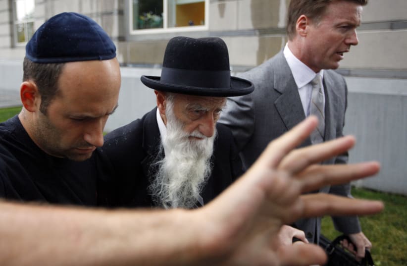 Rabbi Saul Kassin (C), the chief rabbi of a synagogue in Brooklyn, N.Y., exits federal court after being one of the more than 40 people to be arrested in a federal investigation of public corruption and international money laundering, in Newark, N.J., July 23, 2009.  (photo credit: CHIP EAST / REUTERS)