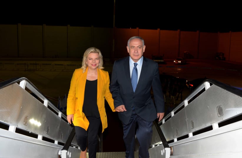 Prime Minister Benjamin Netanyahu and his wife, Sara Netanyahu en route to South America, September 10, 2017. (photo credit: AVI OHAYON - GPO)