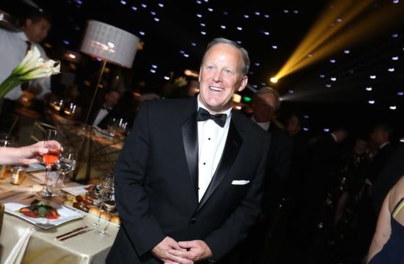69th Primetime Emmy Awards – Governors Ball – Los Angeles, California, U.S., 17/09/2017 - Former White House Press Secretary Sean Spicer poses.  (photo credit: REUTERS/MIKE BLAKE)