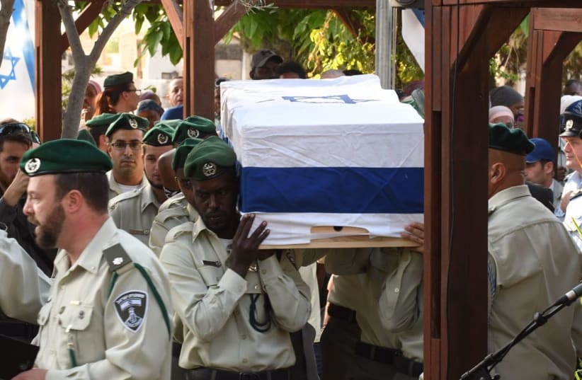 The coffin of murdered Border Police St. Sgt. Solomon Gabaria is carried at his funeral, September 26, 2017 (photo credit: AVSHALOM SASSONI/MAARIV)