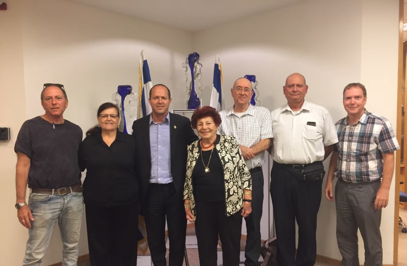 Nir Barkat meets with “the Committee to save apartment leasers in Israel” (photo credit: COURTESY JERUSALEM MUNICIPALITY)
