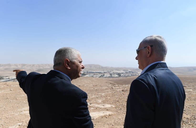Prime Minister Benjamin Netanyahu speaking with Ma'aleh Adumim mayor Benny Kashriel (photo credit: KOBI GIDEON/GPO)