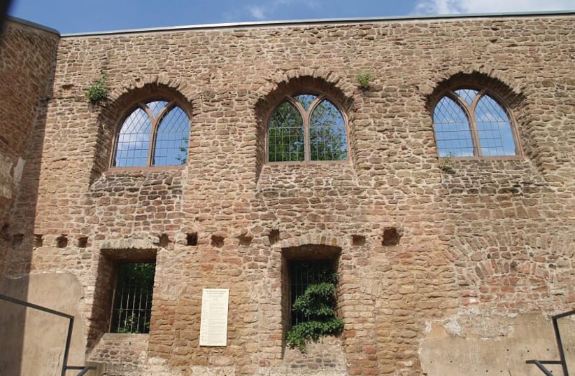 Ruines de la synagogue de Hombourg (photo credit: WIKIPEDIA)