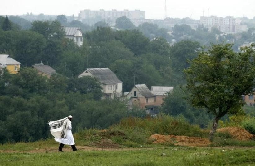 An ultra Orthodox Jewish pilgrim walks to the Ukrainian city of Uman some 200 km (124.3 miles) south of Kiev September 13, 2007.  (photo credit: REUTERS/KONSTANTIN CHERNICHKIN)