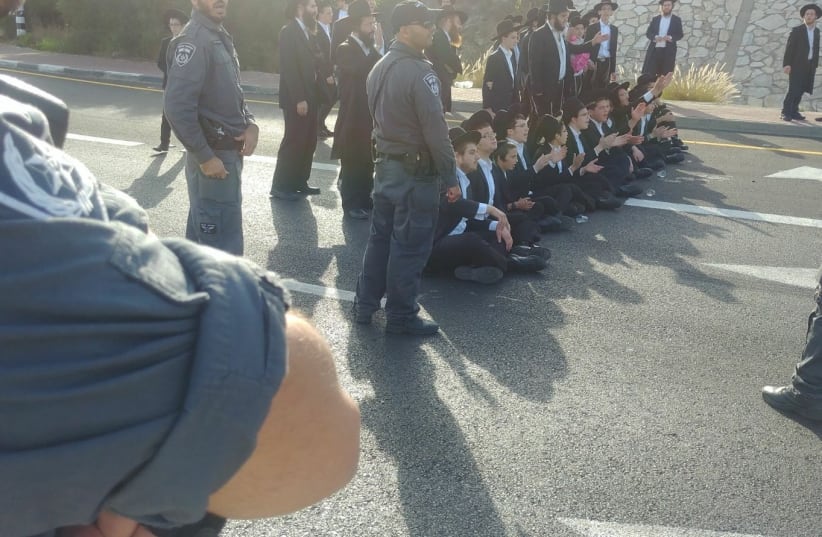 Mass haredi protest blocks traffic arteries in Israel.  (photo credit: POLICE SPOKESPERSON'S UNIT)