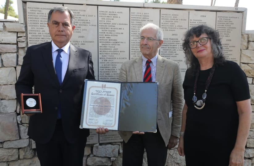 From left to right: Dr. Christian Beals Campos, Relative of Samuel del Campo; Sergio Della Pergola, Member of the Committee for the Designation of Righteous Among the Nations; and Irena Steinfeldt, Director of the Righteous Among the Nations Department at Yad Vashem. (photo credit: ISAAC HARARI/YAD VASHEM)