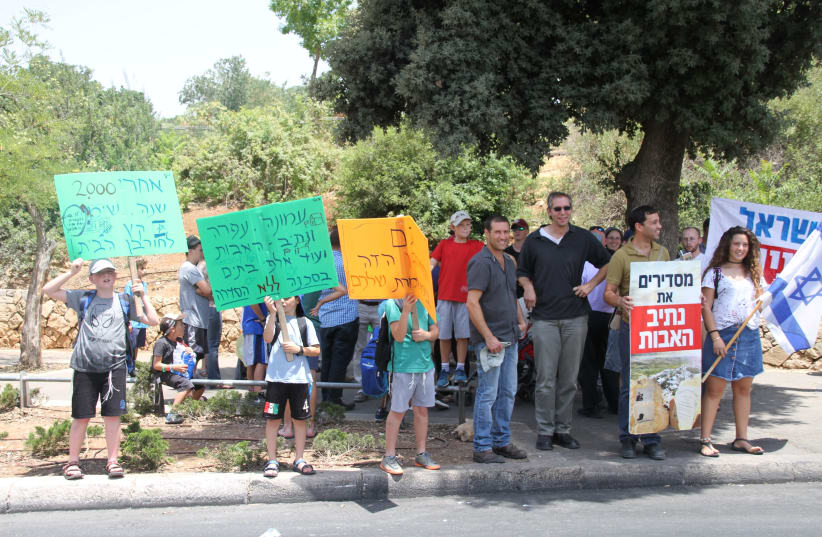 Summer rally for the Netiv Ha'avot Outpost in front of the Knesset.  (photo credit: TOVAH LAZAROFF)