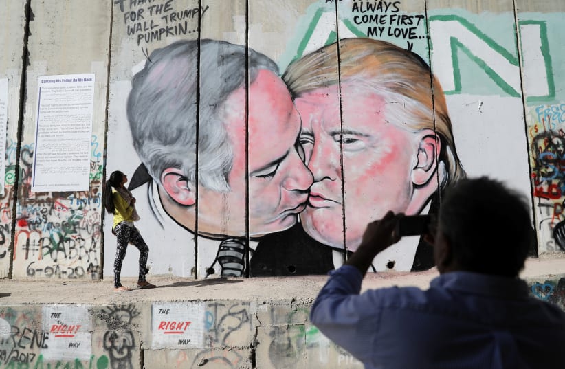 Netanyahu and Trump lampooned in mural (photo credit: AMMAR AWAD / REUTERS)