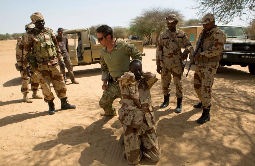 A US special forces soldier demonstrates how to detain a suspect in Diffa, Niger. (photo credit: REUTERS)
