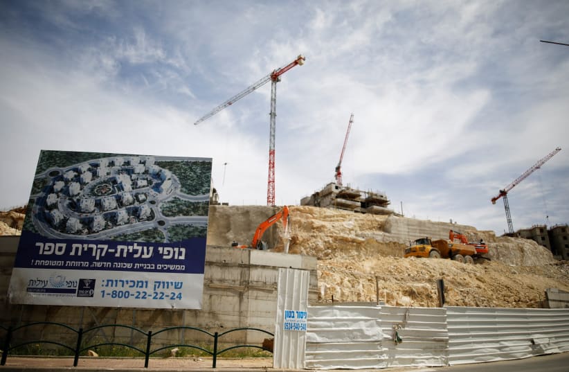 Construction in the settlement on Modi'in Illit (photo credit: AMIR COHEN - REUTERS)