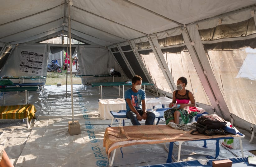 Patients affected by the plague in quarantine in a tent at the health center Plague Triage and Treatment Center, in Toamasina, Madagascar (photo credit: RIJASOLO / MÉDECINS SANS FRONTIÈRES (MSF) / AFP)