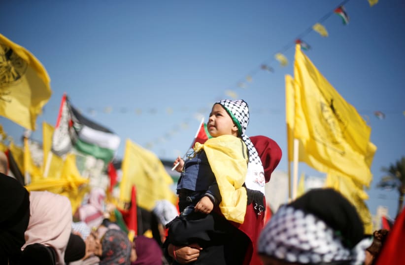Fatah supporters take part in a rally marking the death anniversary of late Palestinian leader Yasser Arafat, in Gaza City November 11, 2017. (photo credit: REUTERS/MOHAMMED SALEM)