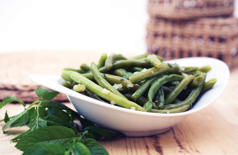 Green beans with mint and garlic (photo credit: DROR KATZ)