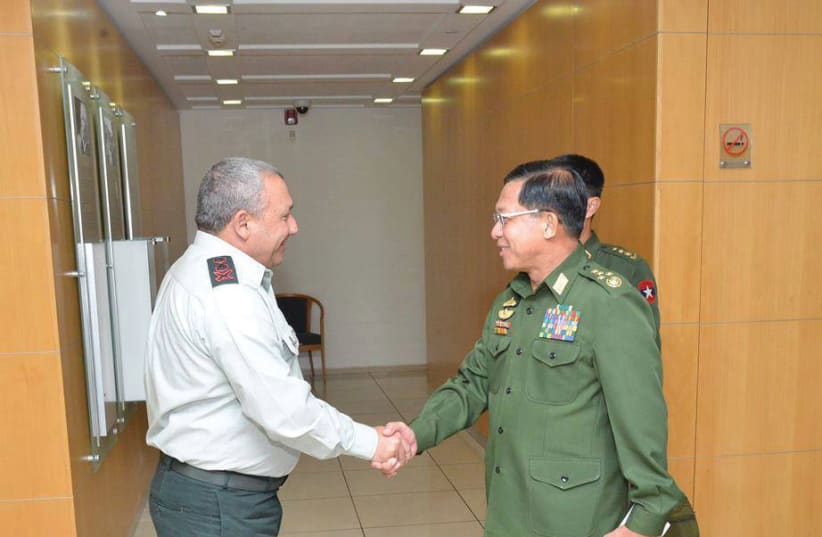 Le chef d'état-major Gadi Eizenkot et le général Min Aung Hlaing (photo credit: FACEBOOK)