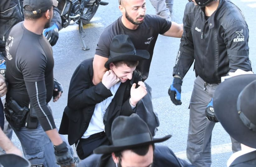 Police supress Ultra-Orthodox protestors in Bnei Brak (photo credit: AVRAHAM SASSONI)