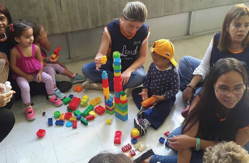 A LIMMUD volunteer entertains some of the younger attendees at the group’s event in Caracas (photo credit: LIMMUD)
