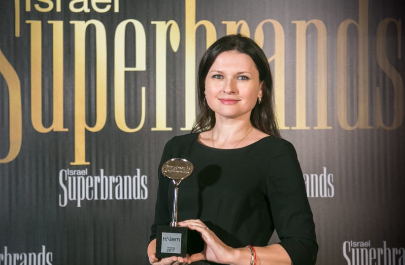 H. Sterns’ Deputy CEO Eden Hoffman receives the Superbrands award at a Gala event in Tel Aviv  (photo credit: Courtesy)