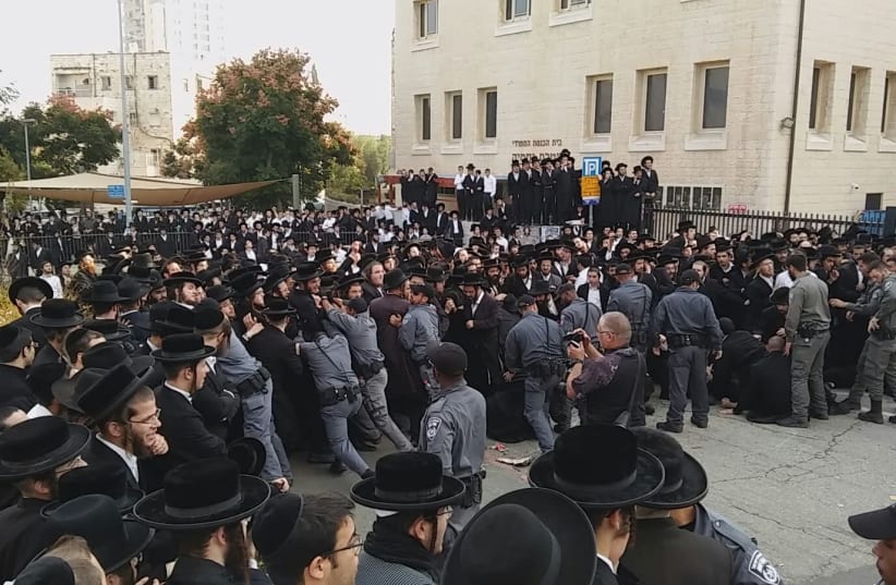 Police officers confront a massive protest of Haredim outside a synagogue in Jerusalem, November 2017  (photo credit: HAREDI EXTREMISTS PROTESTS GROUP)