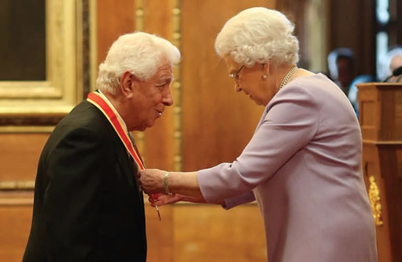 Frank Lowy and Queen Elizabeth. (photo credit: JONATHAN BRADY/PA IMAGES VIA GETTY IMAGES/COURTESY FRANK LOWY)