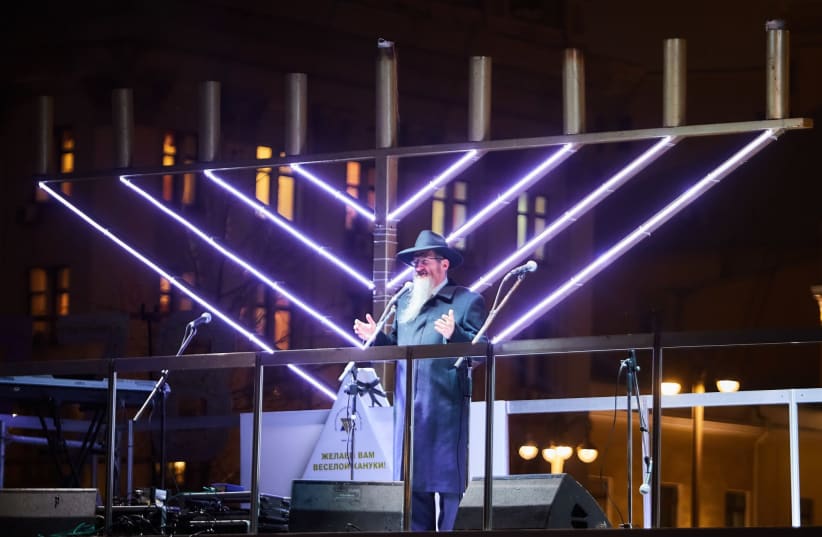 Chief Rabbi of Russia, Chabad-Lubavitch Rabbi Berl Lazar, addresses the crowd at the public menorah lighting in Red Square in Moscow, Russia, on Tuesday, December 12, 2017 (photo credit: CHABAD)