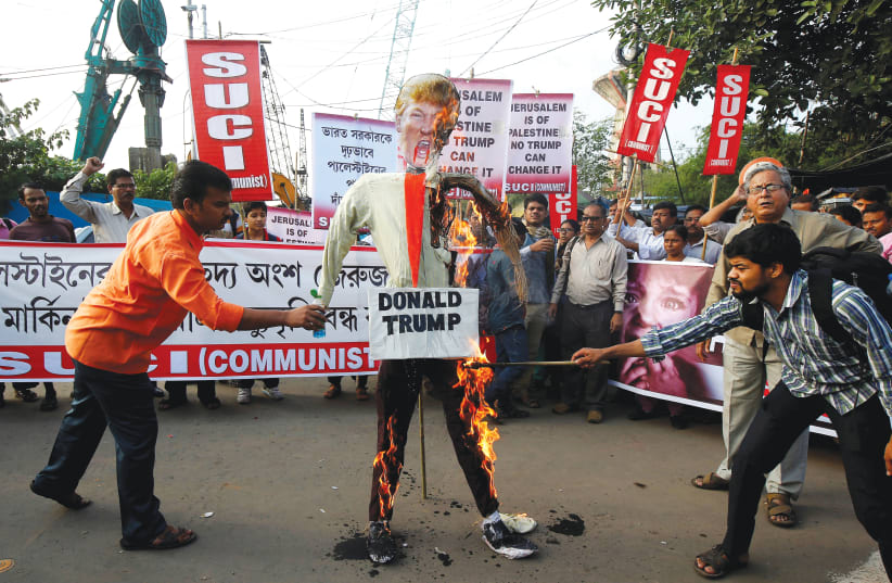 Des activistes du "Socialist Unity Centre" manifestant en Inde (photo credit: REUTERS)