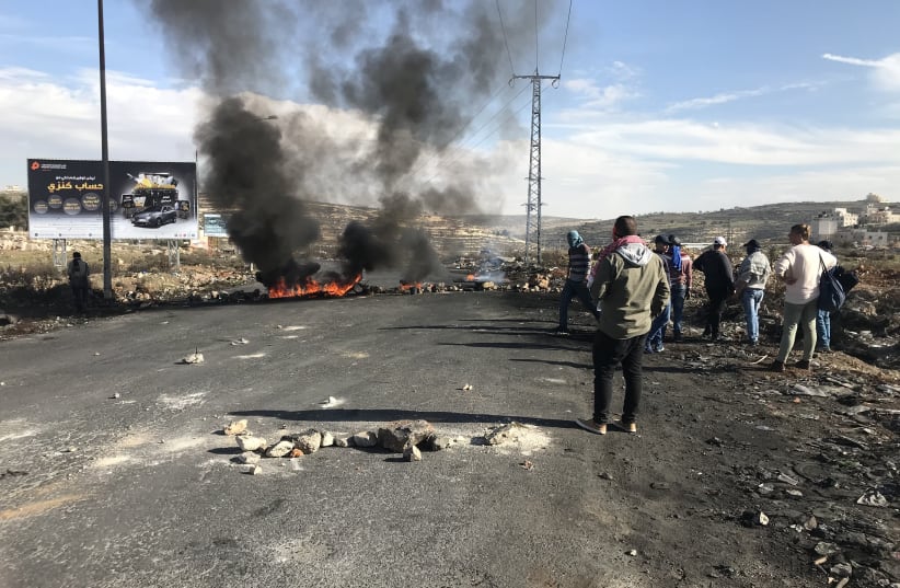 Ramallah protesters burn tires (photo credit: SETH J. FRANTZMAN)
