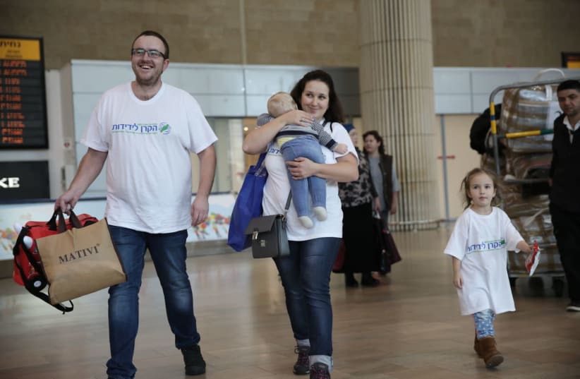 Immigrants the last Ukraine aliya charter plane of 2017 arrive in Israel (photo credit: DANIEL BAR-ON)