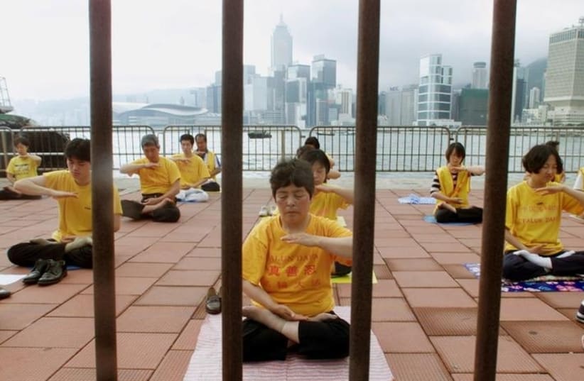 Falun Gong followers meditate in Hong Kong, May 9, 2001 (Reuters/Kin Cheung) (photo credit: REUTERS/KIN CHEUNG)