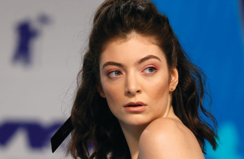 SINGER LORDE attends the 2017 MTV Video Music Awards in Inglewood, California, August 2017 (photo credit: DANNY MOLOSHOK/REUTERS)