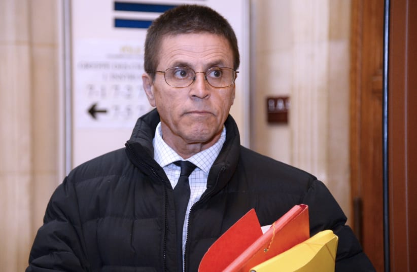 Accused synagogue arsonist Hassan Diab enters a Parisian courthouse, January 2018 (photo credit: BERTRAND GUAY / AFP)