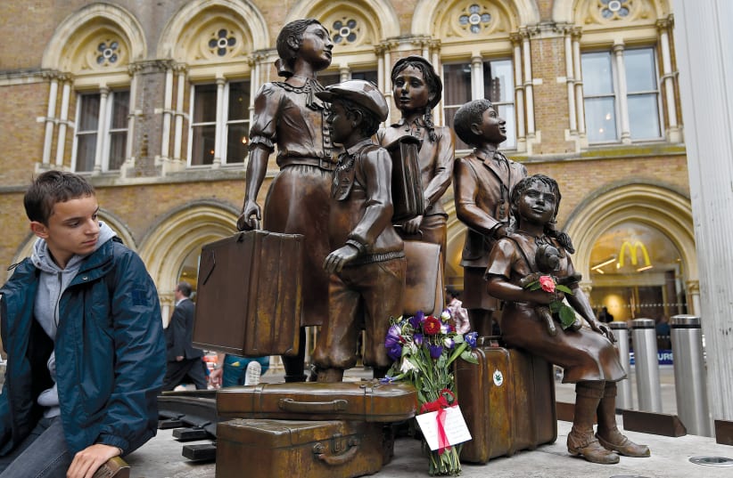 Mémorial à Londres commémorant le sauvetage d'enfants juifs (photo credit: TOBY MELVILLE/REUTERS)