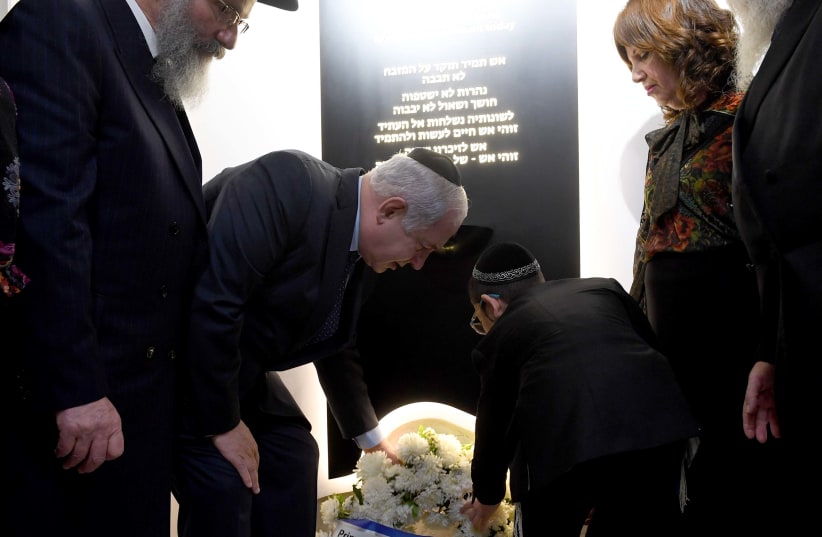Prime Minister Benjamin Netanyahu and Moshe Holtzberg lay a wreath at the Chabad House in Mumbai on January 18th, 2018. (photo credit: AVI OHAYON - GPO)